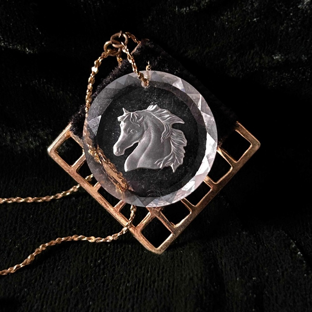 HORSE HEAD ETCHED IN CRYSTAL NECKLACE, ON VELVET SQUARE ON GOLD TONE SQUARE,